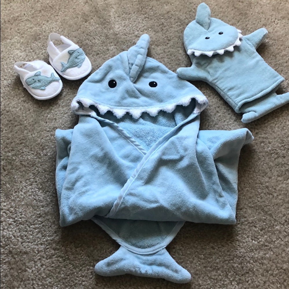 Baby aspen shark towel set. 0-9M.